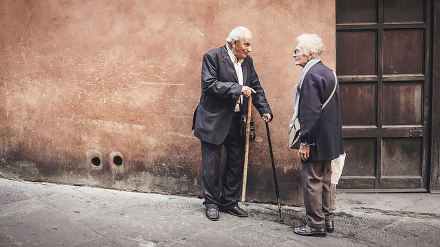 Instant Aging. Mit Alterssimulationsanzügen können sich jüngere Menschen in die Rolle von Älteren hinein versetzen 